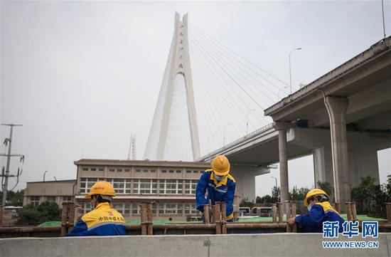  4月30日，來(lái)自中鐵七局的建設者在武漢武九北綜合管廊工程施工現場(chǎng)作業(yè)。新華社記者 肖藝九 攝